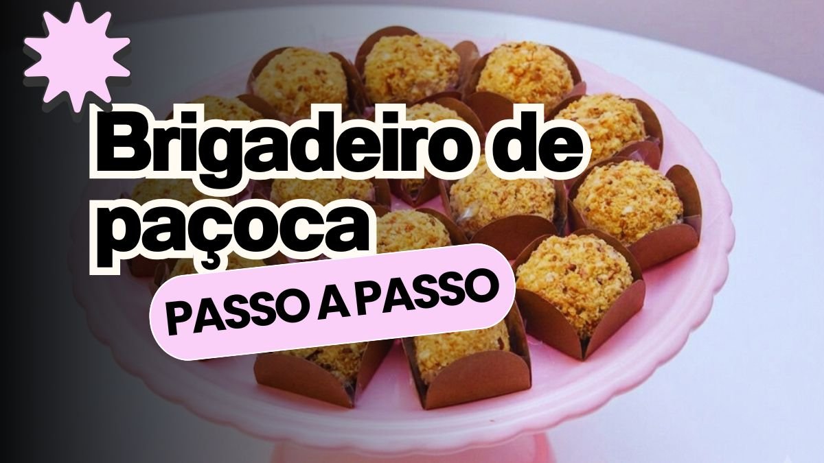 Boleira de cerâmica rosa bebê com vários brigadeiros de paçoca gourmet organizados em forminhas quadradas marrons. Os docinhos artesanais estão enrolados em amendoim triturado, perfeitos para festas e encomendas lucrativas.