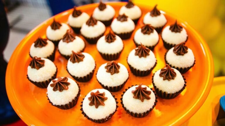 Brigadeiro de Ninho com Nutella gourmet finalizado com bico pitanga, pronto para venda em forminha número 5