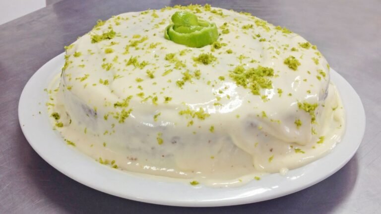 Bolo com cobertura de mousse de limão cremosa, receita fácil sem fogo.