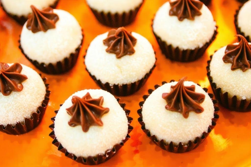 Brigadeiros de Ninho com Nutella na bandeja padronizados e organizados.