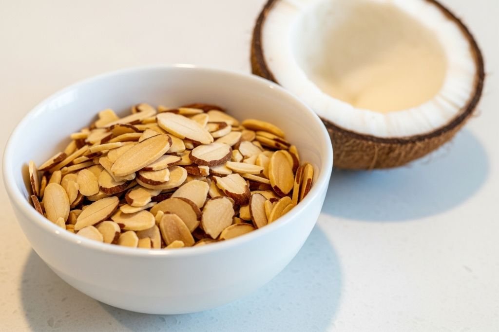 Amêndoas laminadas tostadas, o segredo para dar crocância ao recheio Raffaello sem murchar.