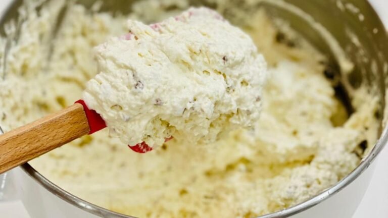 Mousse branca volumosa na batedeira, mostrando o alto rendimento da receita com emulsificante