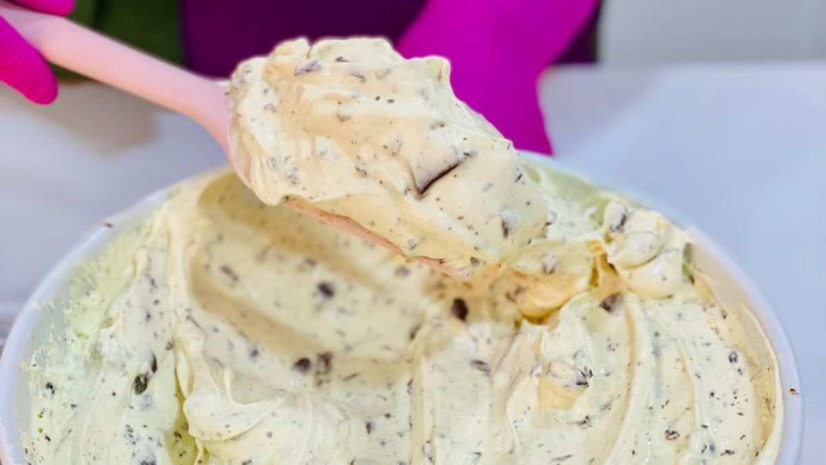 recheio de maracujá trufado e flocos, mostrando a consistência firme que não vaza