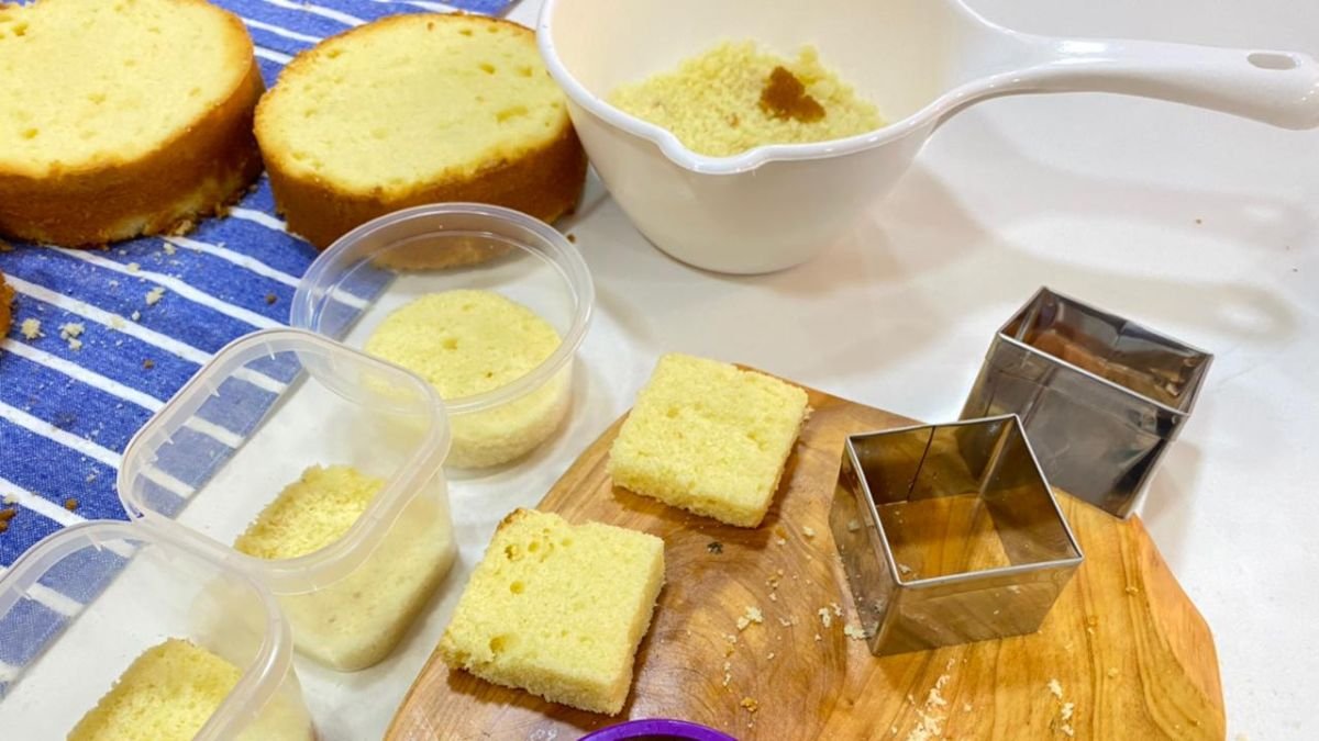 Foto profissional mostrando como montar bolo de pote com camadas perfeitas e limpas, resultado de um acabamento profissional.