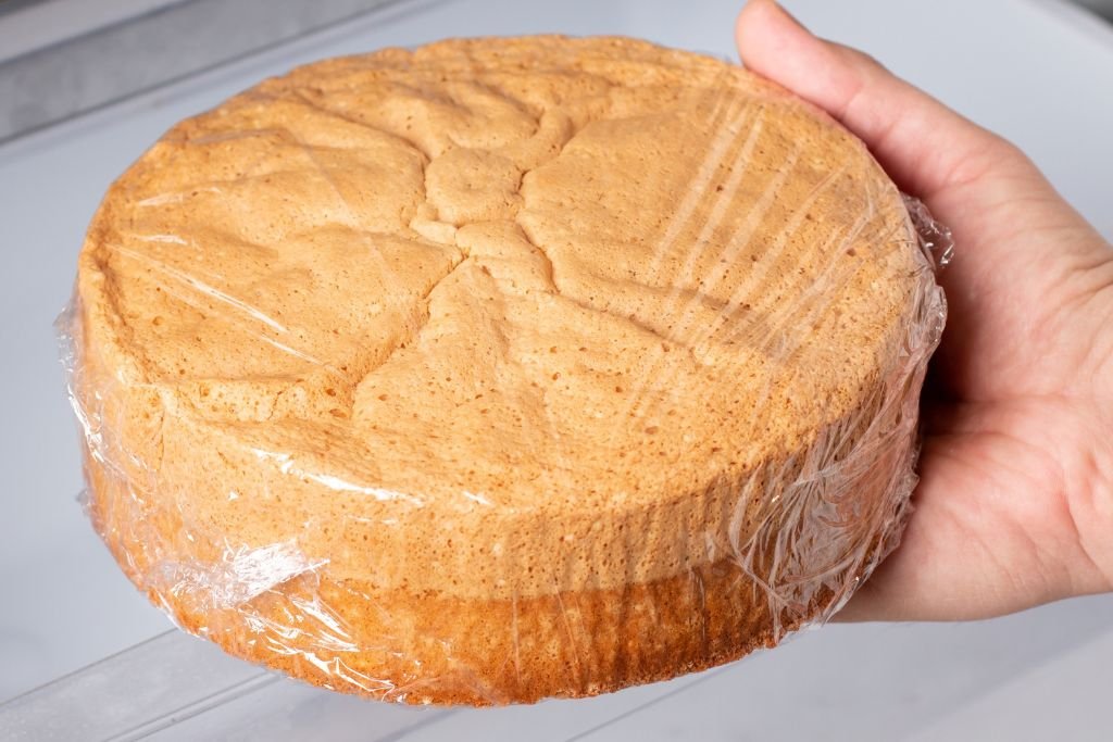 Massa para bolo no pote embalada para congelamento, demonstrando uma dica de produção inteligente para confeiteiras.
