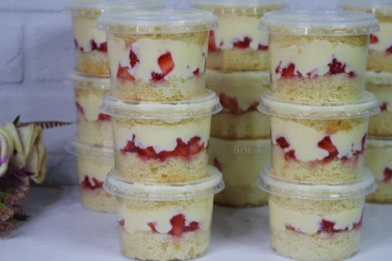 bolo-de-pote-ninho-com-morango