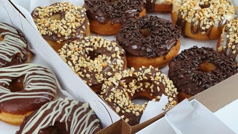Técnicas ensinadas no curso de donuts para iniciantes, como a fritura perfeita e a decoração que vende.