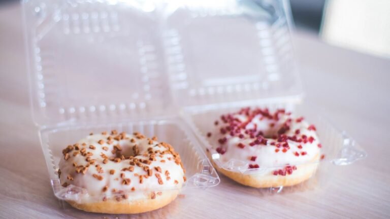 Comparativo de embalagens para donuts, mostrando a versatilidade do saquinho, do pote plástico e da caixa de papel