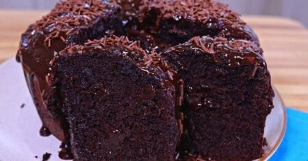 Bolo Caseiro de Chocolate: Fofinho e Molhadinho