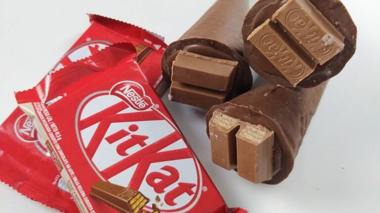 Vários cones trufados decorados e recheados em um suporte, ilustrando como fazer cone trufado para vender e lucrar.