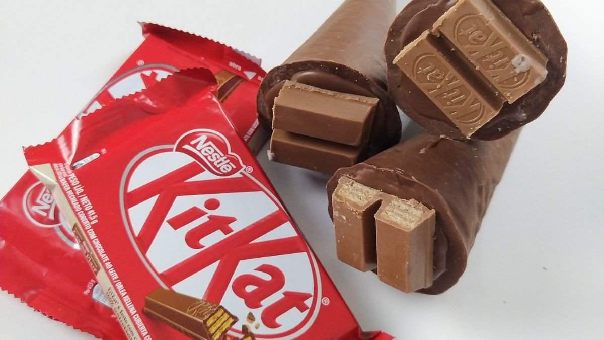 Vários cones trufados decorados e recheados em um suporte, ilustrando como fazer cone trufado para vender e lucrar.