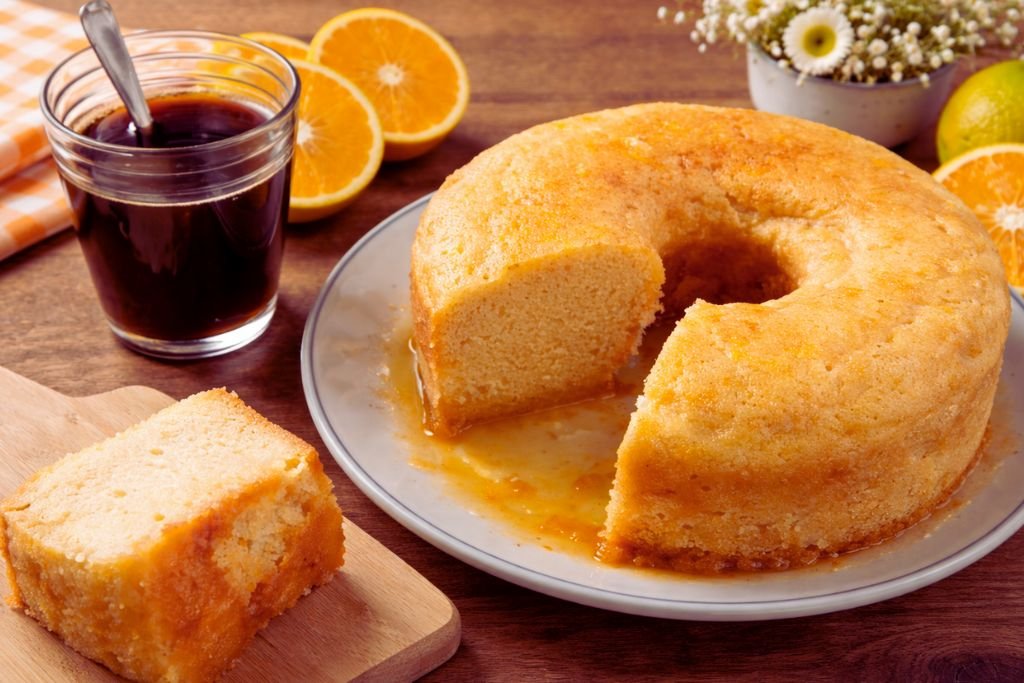 O resultado da receita de bolo de laranja amanteigado: uma fatia macia e úmida que desmancha na boca