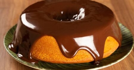 A Receita do Bolo de Cenoura de Vitrine: Massa Fofinha e Cobertura Irresistível