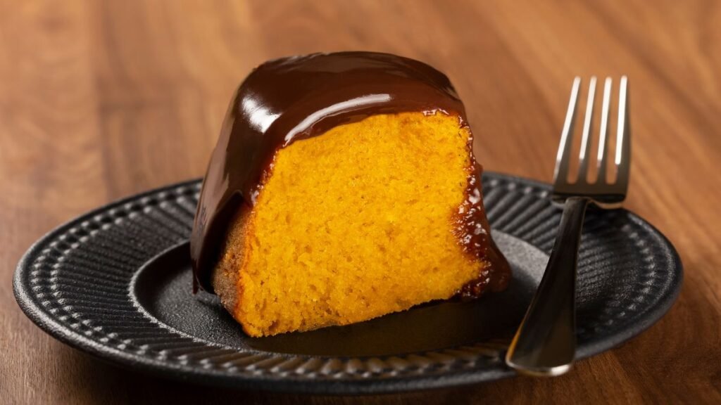 Bolo de Cenoura Molhadinho e com Cobertura Brilhante