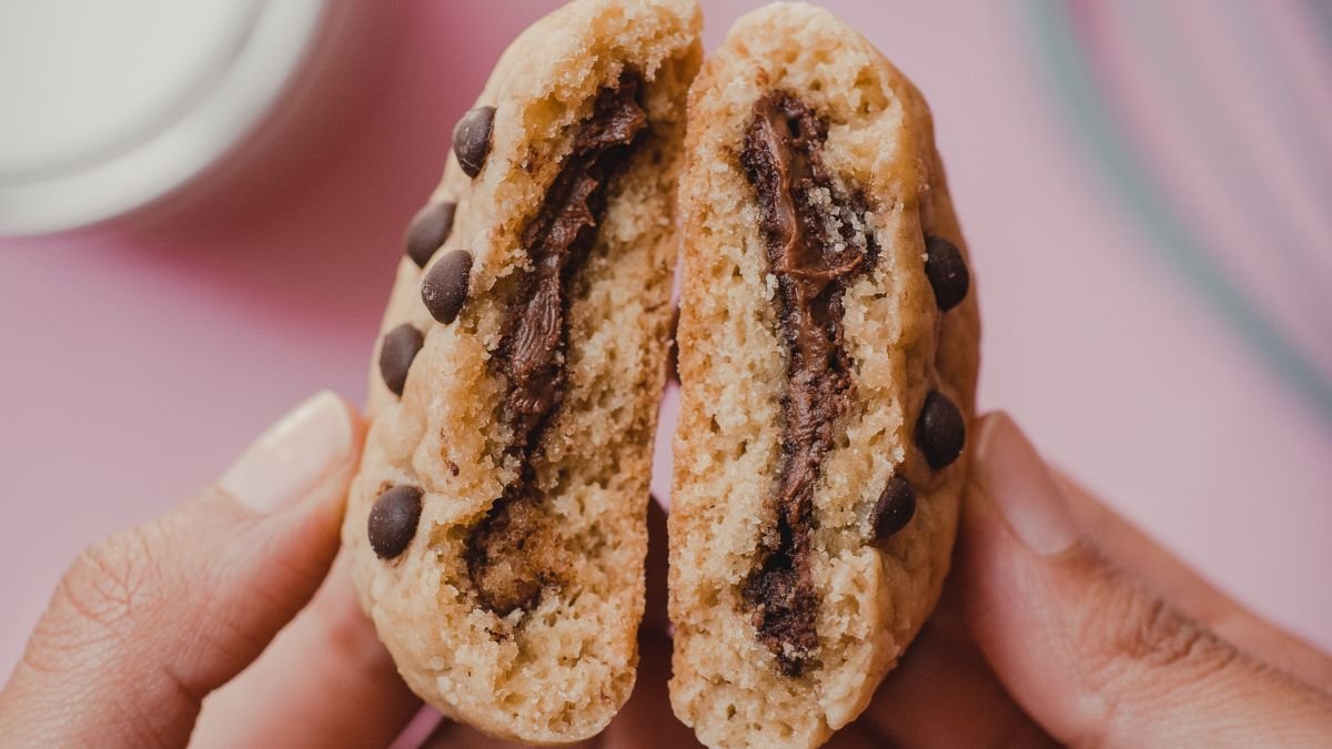Um cookies recheado com nutella