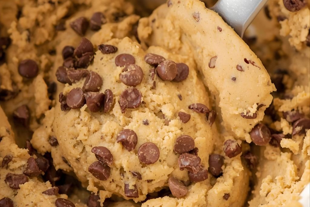 Massa de cookie fácil com gotas de chocolate sendo preparada em casa, sem batedeira