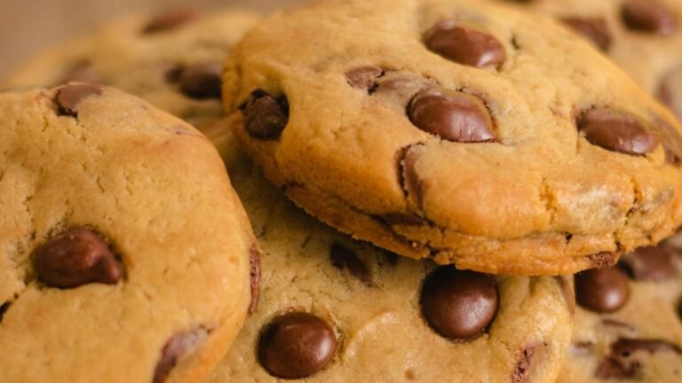 Cookies caseiros feitos com uma receita de cookies fácil, perfeitos para um lanche em família.