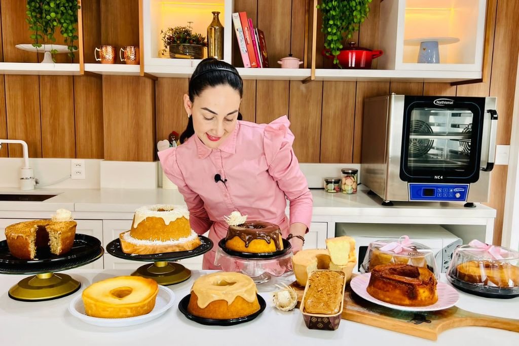 Uma mesa com vários sabores de bolos caseiros