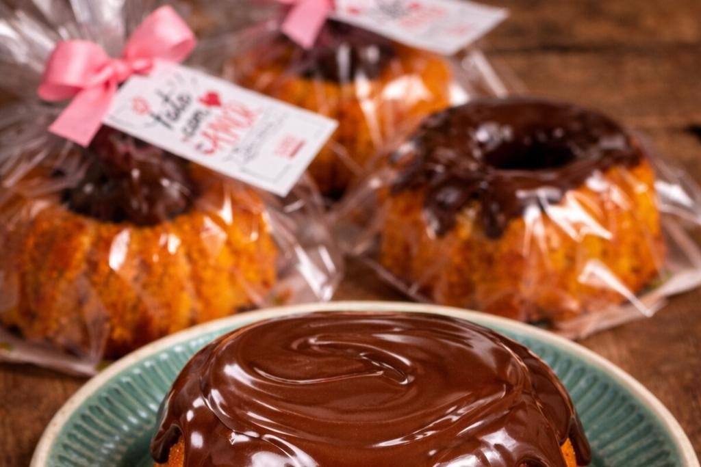 Mini bolo de cenoura com cobertura de chocolate, o sabor campeão de vendas
