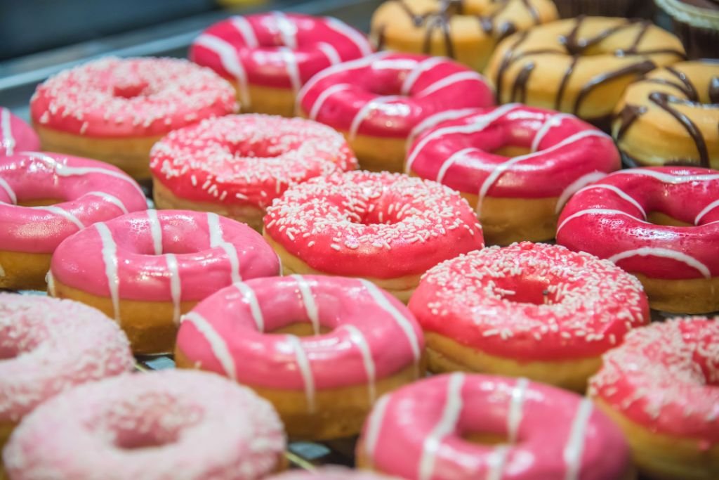 Cardápio variado de donuts para vender, mostrando diferentes ideias de finalização para atrair mais clientes