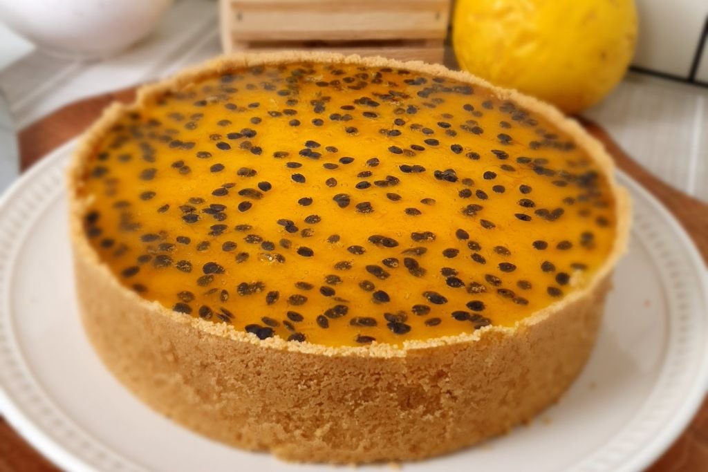 O resultado profissional do Curso de Tortas da Bia Nocete, mostrando uma torta de maracujá com acabamento de vitrine
