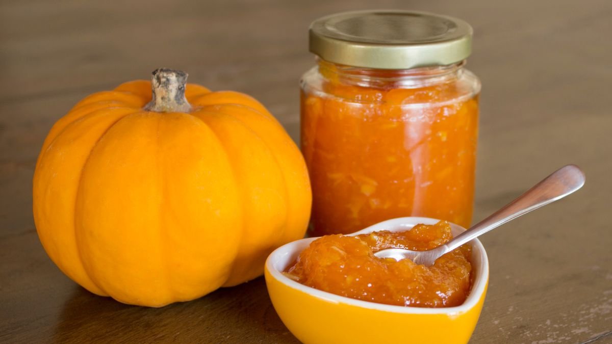 Guia completo de como fazer doce de abóbora no pote para vender, mostrando o doce cremoso artesanal pronto para o consumo.