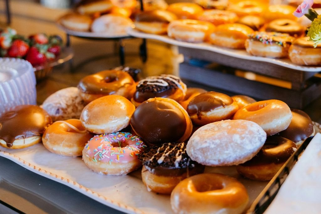 Close-up de vários donuts, inspirando frases que despertam o desejo de comer.