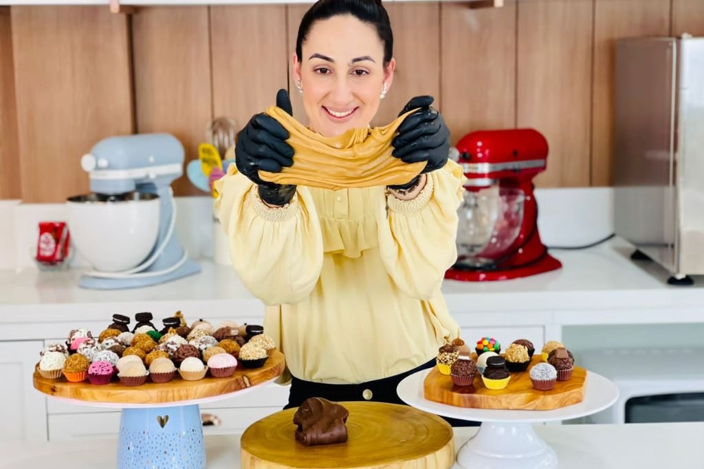 A professora Marrara Bortoloti, especialista em confeitaria e criadora da Apostila de Brigadeiro Gourmet, que já ajudou mais de 50 mil alunas.