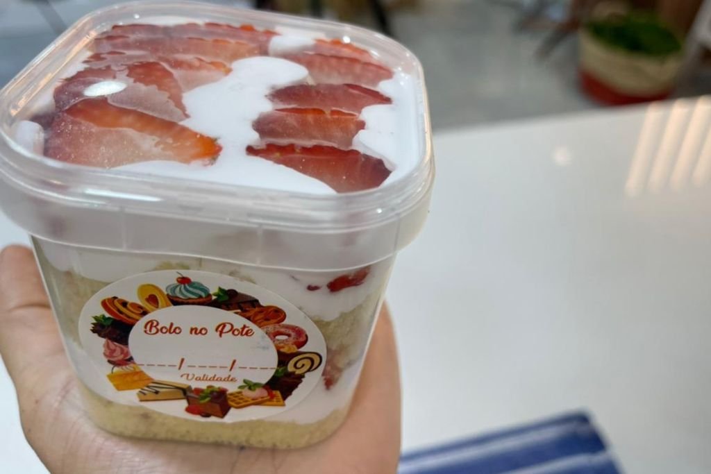 Adesivo criativo na embalagem de um bolo de pote