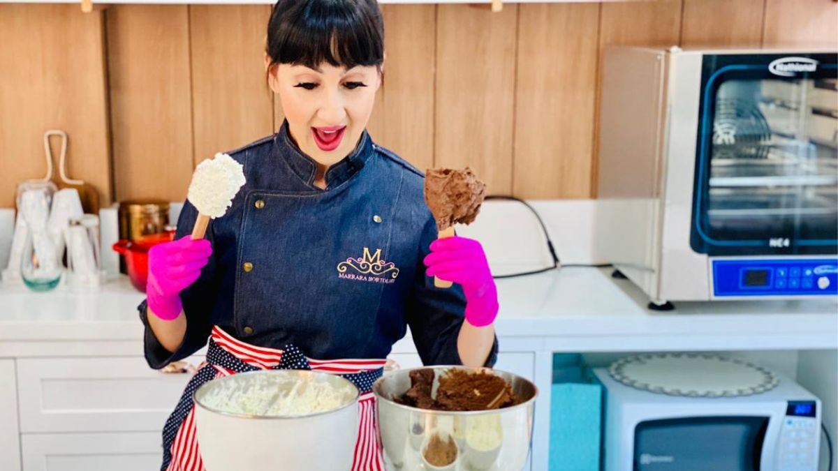 Vários tipos de recheios para bolo em tigelas, representando as 90 receitas disponíveis na apostila