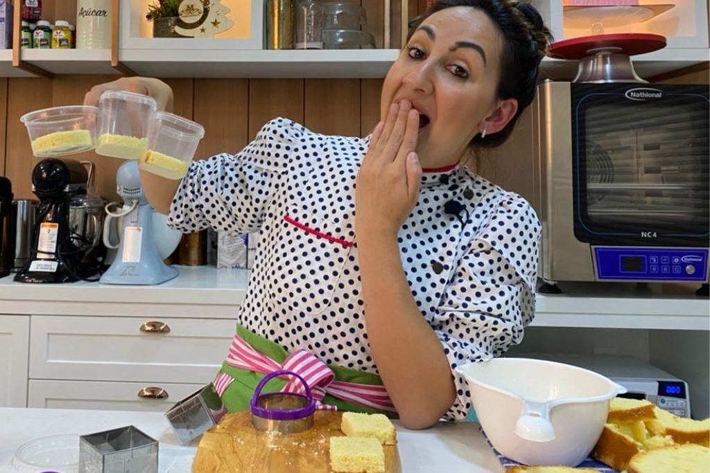 Linha de produção organizada com ingredientes e potes, essencial para quem quer vender 50 bolos de pote por dia.