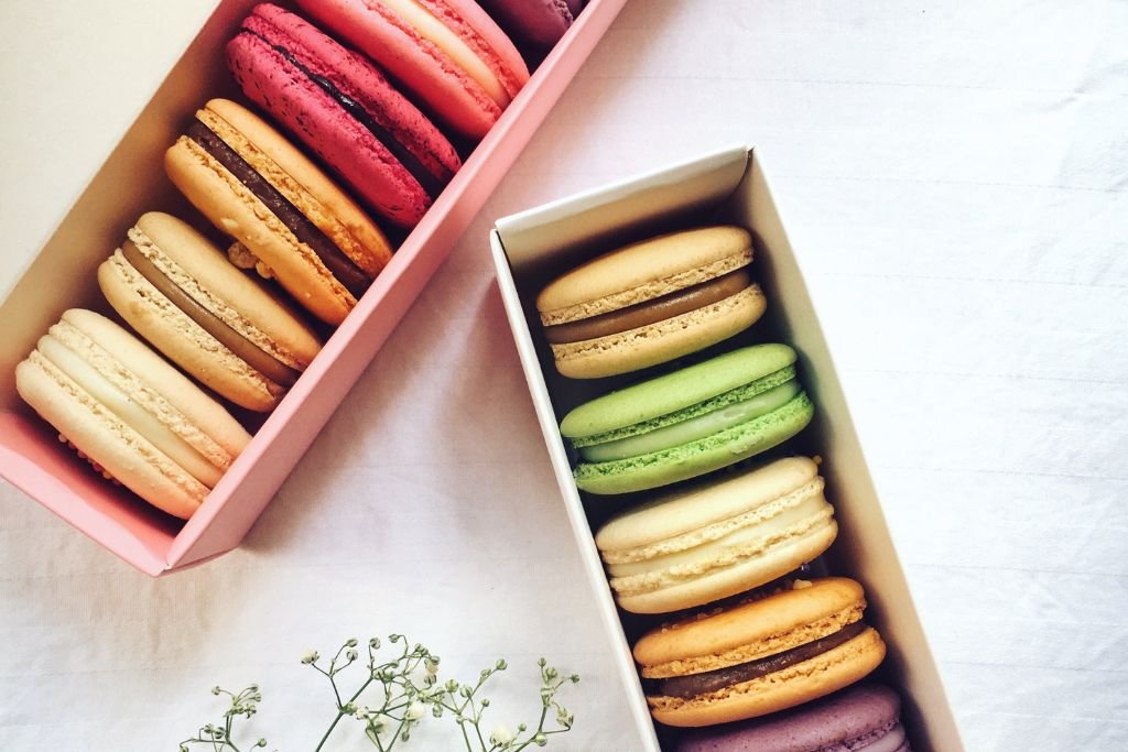 Torre de macarons em tons pastel, uma ideia de doce sofisticado e criativo para vender no Dia das Mães.