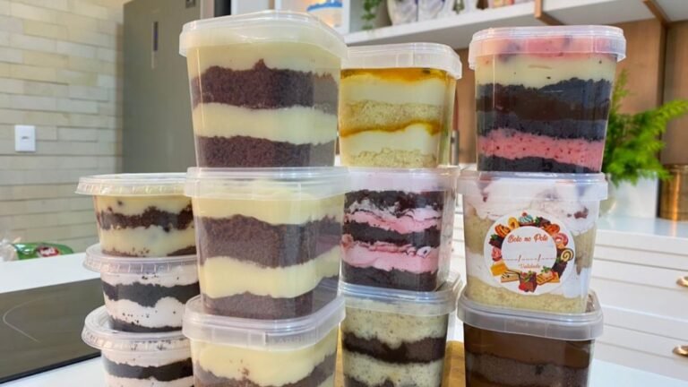 Mesa cheia de bolos de pote prontos para entrega, ilustrando quantos bolos de pote vende por dia em um negócio lucrativo.