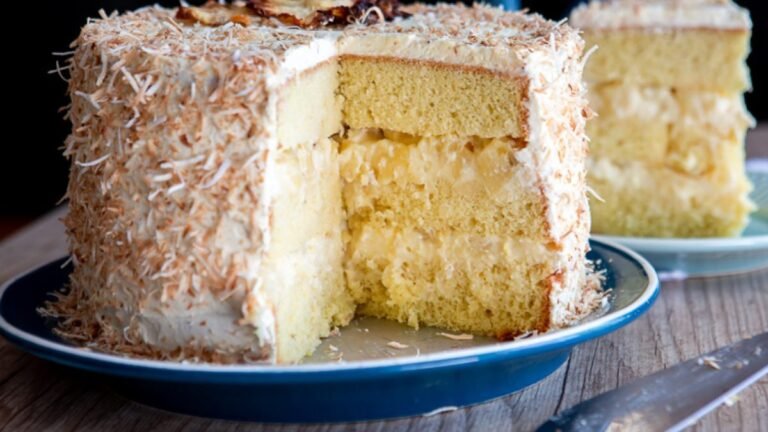 bolo molhadinho com recheio de abacaxi com coco, uma combinação tropical clássica.