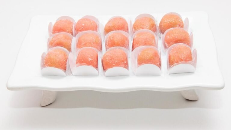 Brigadeiro de morango feito com Nesquik passado no Leite Ninho.