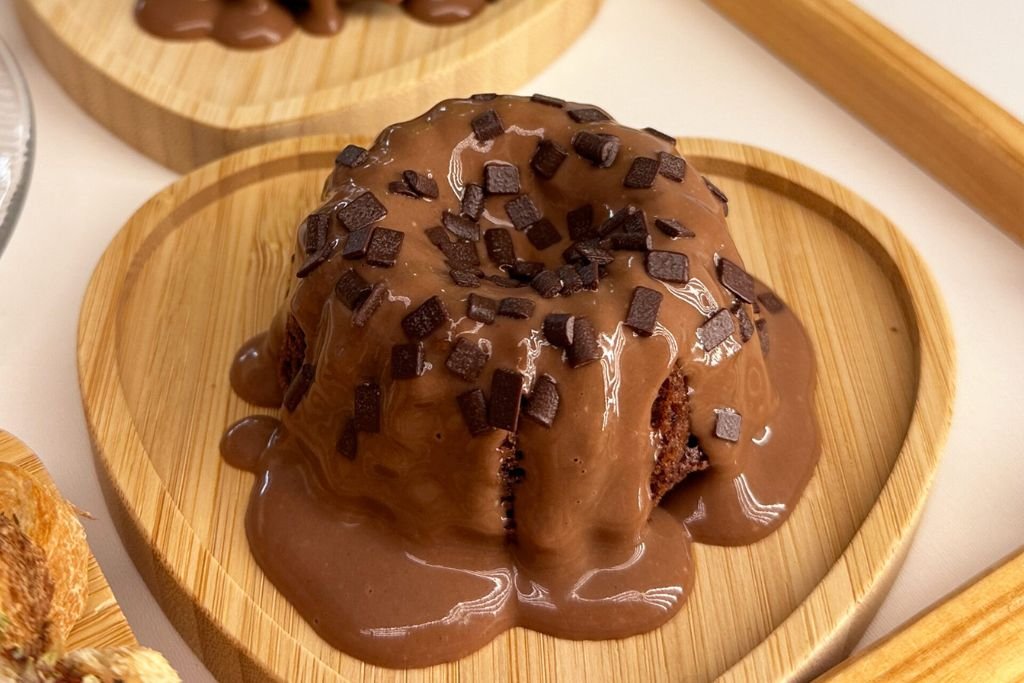 Massa fofinha de mini bolo caseiro de nutella com cobertura, receita base a óleo que não resseca.